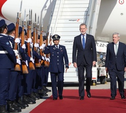 Don Felipe acompañado por el canciller, Alberto van Klaveren y jefe de la Guarnición Aérea de Santiago, coronel Carlos Tabilo, pasa por el Cordón de H