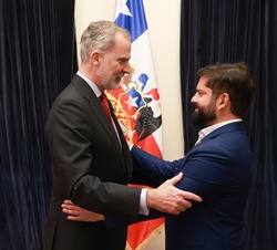 Don Felipe durante el saludo al Presidente de la República de Chile, Gabriel Boric, en el Palacio de La Moneda