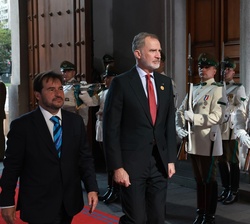 El Rey a su llegada al Palacio de La Moneda para asistir al saludo de los jefes de Estado al Presidente de la República de Chile