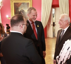 Su Majestad el Rey conversa con algunos de los jefes de Estado asistentes a los actos de Transmisión del Mando Presidencial