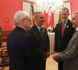 Don Felipe conversa con algunos de los Presidentes asistentes al saludo de los jefes de Estado al Presidente de la República de Chile, Gabriel Boric, 