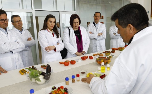 Su Majestad la Reina recibe explicaciones de la investigación los efectos positivos de los bioestimulantes y bioproductos en una alimentación saludabl