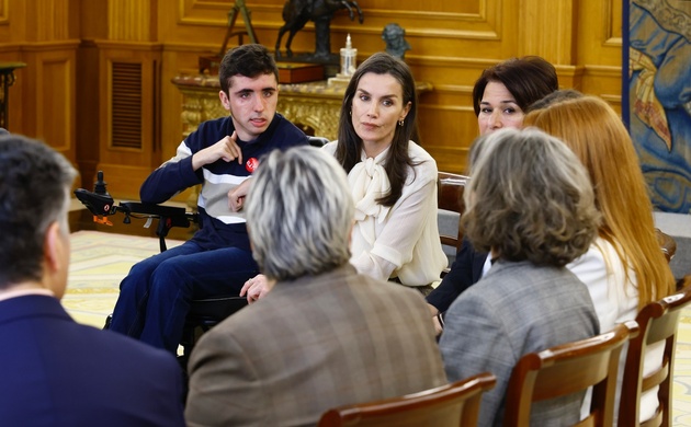 Doña Letizia muy atenta a las explicaciones sobre los principales avances y logros alcanzados a lo largo de estos 25 años de la Asociación