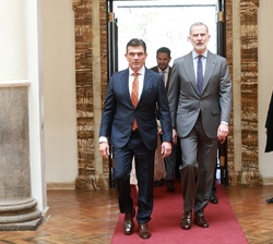 Su Majestad el Rey con el Presidente del Estado Plurinacional de Bolivia, Rodrigo Paz, acceden al Palacio Quemado para el almuerzo