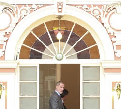 Su Majestad el Rey y el Presidente del Estado Plurinacional de Bolivia, Rodrigo Paz, en el Palacio Quemado momentos antes del almuerzo