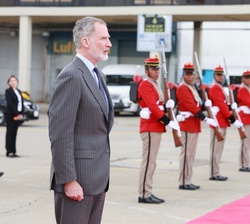 Su Majestad el Rey despedido con honores por los Colorados de Bolivia