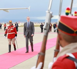 Su Majestad el Rey despedido con honores por los Colorados de Bolivia
