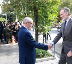 Su Majestad el Rey recibido por embajador de España en Bolivia a su llegada al encuentro con empresarios españoles y asociaciones patronales boliviana