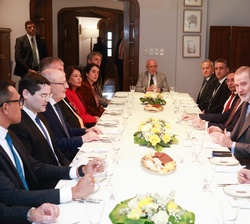 Su Majestad el Rey conversa con empresarios españoles y asociaciones patronales bolivianas