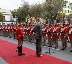 Su Majestad el Rey recibido honores militares por la Unidad Militar de los Colorados de Bolivia