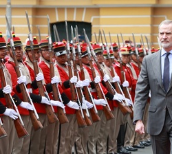 Su Majestad el Rey pasa revista a la Unidad Militar de los Colorados de Bolivia