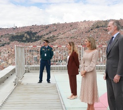 Su Majestad el Rey con el Presidente del Estado Plurinacional de Bolivia, Rodrigo Paz, la Primera Dama, Marielena Urquidi, y la hija del presidente, C