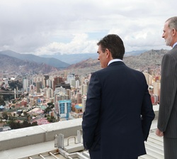 Su Majestad el Rey con el Presidente del Estado Plurinacional de Bolivia, Rodrigo Paz, y la Primera Dama en el Palacio Quemado