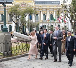 Su Majestad el Rey con el Presidente del Estado Plurinacional de Bolivia, Rodrigo Paz, y la Primera Dama en las calles de La Paz