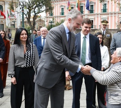 Su Majestad el Rey recibe el saludo de una cuidadana Boliviana en las calles de La Paz
