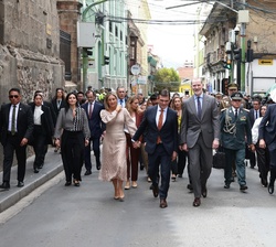 Su Majestad el Rey con el Presidente del Estado Plurinacional de Bolivia, Rodrigo Paz, la Primera Dama en las calles de La Paz