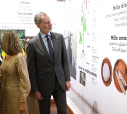 Su Majestad el Rey en la visita al museo de Etnografía y Folklore