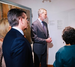 Su Majestad el Rey con el Presidente del Estado Plurinacional de Bolivia, Rodrigo Paz, y la Primera Dama visitan el museo de Etnografía y Folklore
