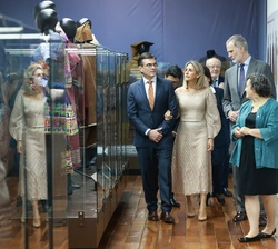 Su Majestad el Rey con el Presidente del Estado Plurinacional de Bolivia, Rodrigo Paz, y la Primera Dama durante su recorrido por las salas del museo 