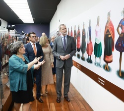 Su Majestad el Rey con el Presidente del Estado Plurinacional de Bolivia, Rodrigo Paz, y la Primera Dama durante la visita al museo de Etnografía y Fo