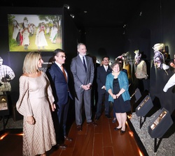 Su Majestad el Rey con el Presidente del Estado Plurinacional de Bolivia, Rodrigo Paz, y la Primera Dama visitan el museo de Etnografía y Folklore
