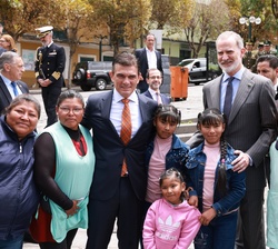 Su Majestad el Rey y el Presidente del Estado Plurinacional de Bolivia, Rodrigo Paz, con un grupo de personas congregadas a su salida del museo de Etn