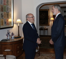 Su Majestad el Rey conversa con el embajador de España en Bolivia, Fernando García Casas