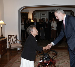 Su Majestad el Rey recibe a una representación de la colectividad española en Bolivia
