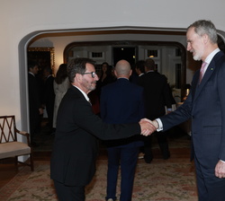 Su Majestad el Rey recibe a una representación de la colectividad española en Bolivia
