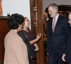 Su Majestad el Rey conversa con representantes de la colectividad española en Bolivia
