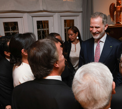 Su Majestad el Rey conversa con representantes de la colectividad española en Bolivia
