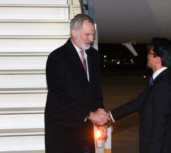 Su Majestad el Rey es recibido por el ministro de Relaciones Exteriores del Estado Plurinacional de Bolivia, Fernando Aramayo, a su llegada a La Paz