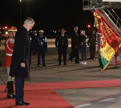 Su Majestad el Rey saluda a la Bandera de Bolivia a su llegada a La Paz