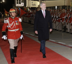 Su Majestad el Rey pasa revista a los Colorados de Bolivia a su llegada a La Paz