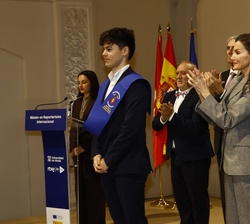 Su Majestad la Reina ha hecho entrega de las becas a los veintidós alumnos de esta tercera edición