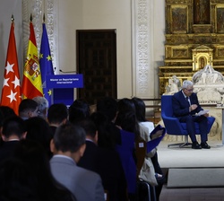 Coloquio sobre periodismo internacional en el que han participado Alfonso Armada y Rosa María Calaf
