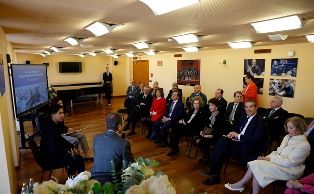 Su Majestad la Reina Doña Sofía durante la exposición del decano de la Escuela y dos alumnos sobre el modelo educativo de la Escuela