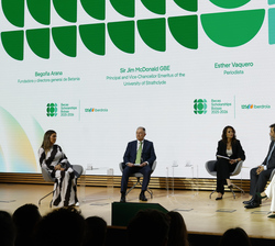 Momento de la mesa redonda presentada por la periodista Esther Vaquero