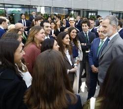 Su Majestad el Rey conversa con los becados y estudiantes de otros programas de Iberdrola