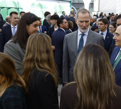 Su Majestad el Rey conversa con los becados y estudiantes de otros programas de Iberdrola