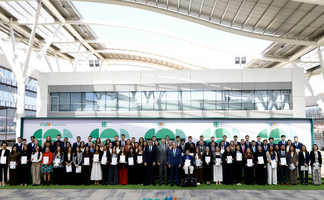 Su Majestad el Rey junto a los becados y estudiantes de otros programas de Iberdrola