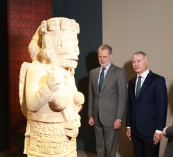 Su Majestad el Rey contempla la extraordinaria pareja de guerrera águila y guerrero jaguar de Tehuacán