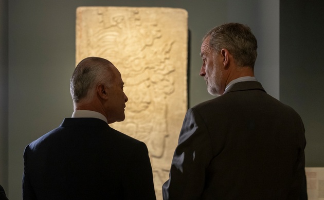 Su Majestad el Rey y el embajador de México en España, Quirino Ordaz Coppel ante el friso