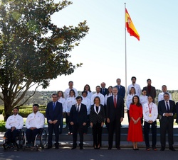 Don Felipe y Doña Letizia con el equipo nacional participante en los Juegos Paralímpicos de Invierno Milano Cortina 2026