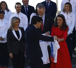 Don Felipe y Doña Letizia reciben las camisetas conmemorativas por parte del Equipo Paralímpico Español de los Juegos Paralímpicos de Invierno Milano 