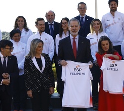 Los Reyes con las camistas que les ha entregado el Equipo Paralímpico Español