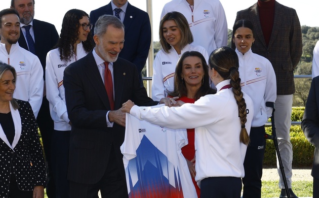 Don Felipe y Doña Letizia reciben las camisetas conmemorativas de la visita
