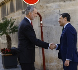 Su Majestad el Rey recibido por el presidente de la Junta de Andalucía, Juan Manuel Moreno