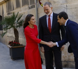 Sus Majestades los Reyes recibidos por el presidente de la Junta de Andalucía, Juan Manuel Moreno