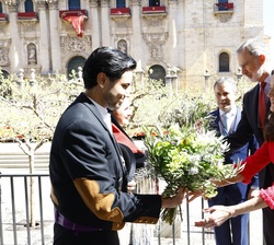 Sus Majestades los Reyes reciben un ramo de plantas de la zona
